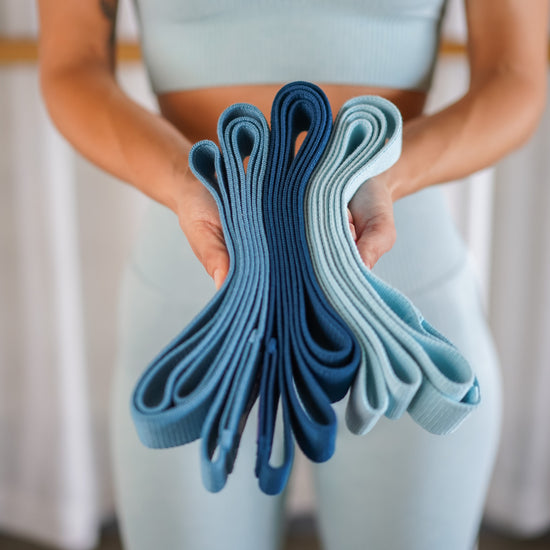 Fabric long resistance bands are very versatile, porfect for muscle activation of shoulder, back, legs, booty and core. These power bands a full body band exercise. Perfect for physiotherapy and home gym or even a band for assisted pull ups. Stretch band